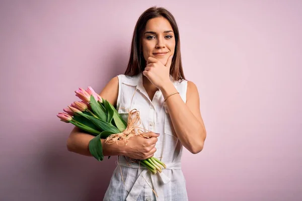 Jonge Mooie Brunette Vrouw Met Boeket Van Tulpen Bloemen Roze — Stockfoto