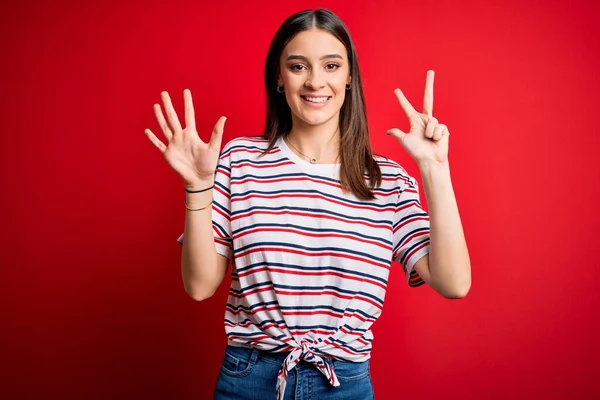 Ung Vacker Brunett Kvinna Bär Casual Randig Shirt Står Över — Stockfoto