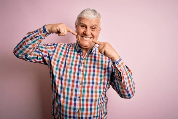 Älterer Gutaussehender Mann Der Legeres Buntes Hemd Über Isoliertem Rosa — Stockfoto