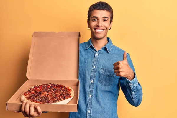 Jovem Afro Americano Homem Segurando Entrega Caixa Pizza Sorrindo Feliz — Fotografia de Stock