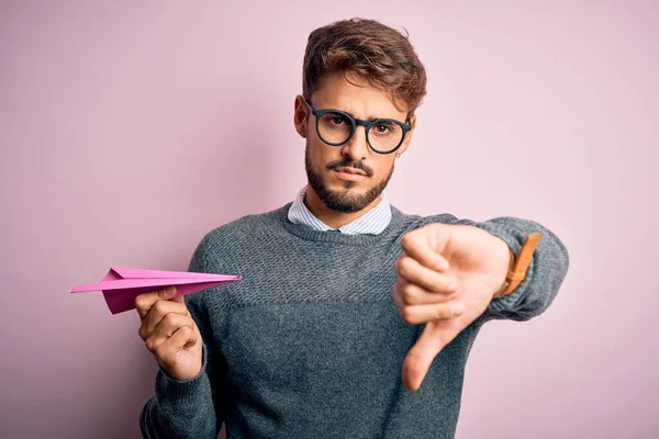 Joven Hombre Guapo Sosteniendo Aviones Papel Con Gafas Sobre Fondo — Foto de Stock