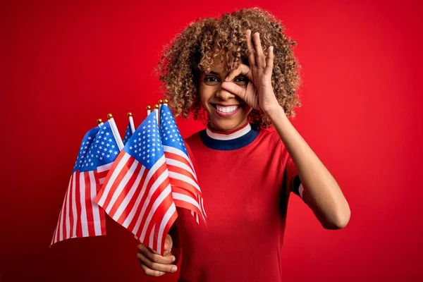 Ung Afrikansk Amerikansk Patriotisk Lockig Kvinna Håller Usa Flaggor Över — Stockfoto