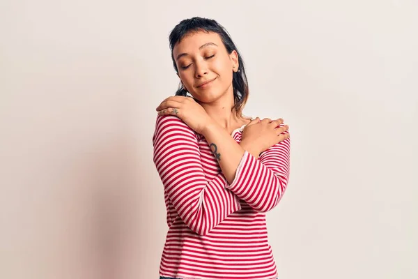 Jonge Vrouw Draagt Casual Kleding Knuffelend Zichzelf Gelukkig Positief Glimlachend — Stockfoto