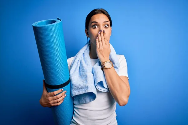 Junge Schöne Brünette Sportlerin Trägt Handtuch Mit Matte Yoga Machen — Stockfoto