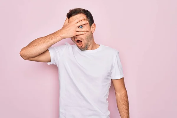 Bello Uomo Con Gli Occhi Azzurri Che Indossa Casual Shirt — Foto Stock