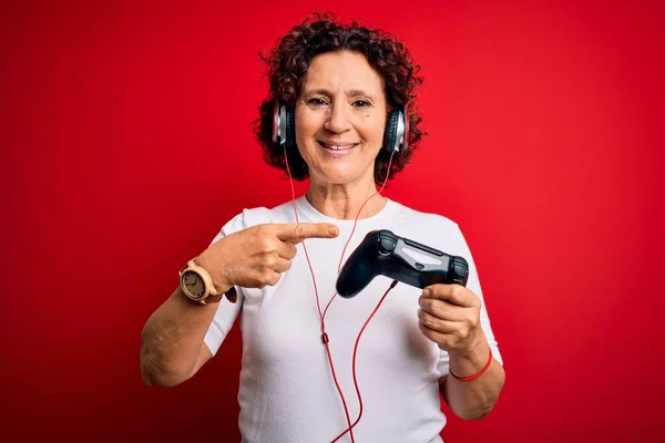 Frau Mittleren Alters Mit Lockigem Haar Spielt Videospiel Mit Steuerknüppel — Stockfoto