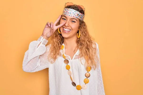 아름다운 금발의 히피족 선글라스와 액세서리를 손가락으로 얼굴을 감싸고 평화의 상징을 — 스톡 사진