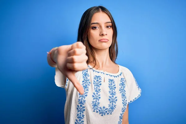 Ung Vacker Brunett Kvinna Bär Casual Shirt Stående Över Blå — Stockfoto