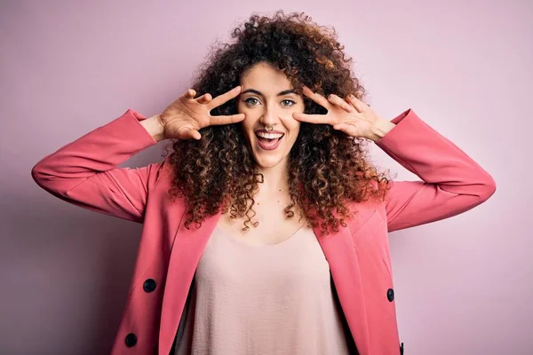 Jovem Mulher Negócios Bonita Com Cabelo Encaracolado Piercing Vestindo Jaqueta — Fotografia de Stock