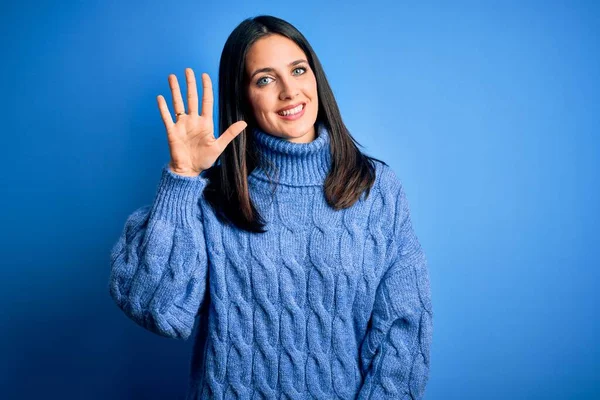 Ung Brunett Kvinna Med Blå Ögon Bär Casual Turtleneck Tröja — Stockfoto