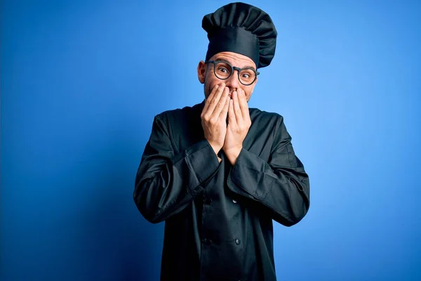 Joven Hombre Guapo Chef Con Uniforme Cocina Sombrero Sobre Fondo —  Fotos de Stock