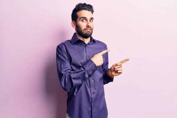 Mladý Pohledný Muž Vousy Neformální Košili Ukazuje Stranou Ustaraný Nervózní — Stock fotografie