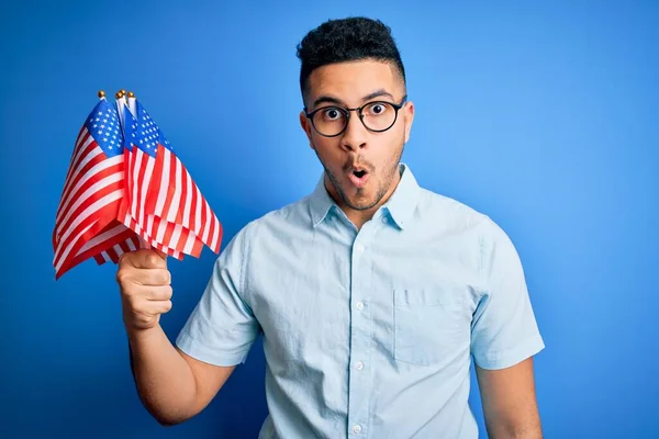 Joven Hombre Patriótico Guapo Sosteniendo Banderas Estados Unidos Celebrando Día —  Fotos de Stock