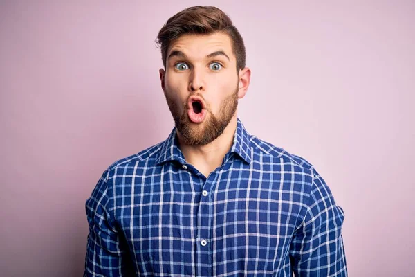 Jovem Homem Loiro Bonito Com Barba Olhos Azuis Vestindo Camisa — Fotografia de Stock