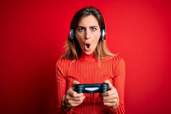Νεαρή Όμορφη Μελαχρινή Gamer Γυναίκα Παίζει Βιντεοπαιχνίδι Χρησιμοποιώντας Χαρούμενα Και — Φωτογραφία Αρχείου