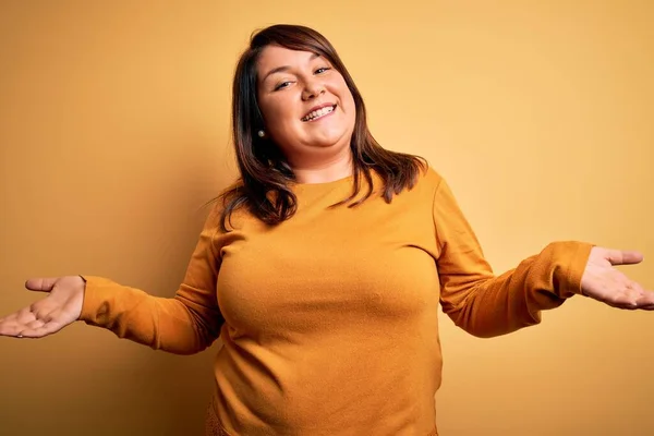 Beautiful Brunette Size Woman Wearing Casual Sweater Isolated Yellow Background — Stock Photo, Image