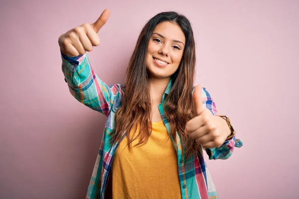 Junge Schöne Brünette Frau Lässigem Buntem Hemd Das Über Rosa — Stockfoto