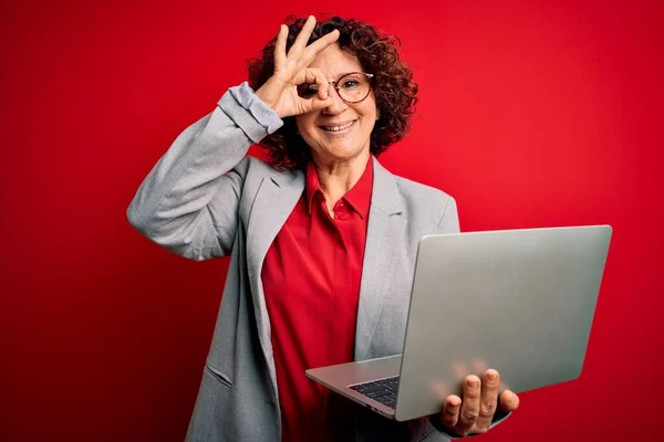 Mittelalter Lockiges Haar Geschäftsfrau Arbeitet Mit Laptop Über Isolierten Roten — Stockfoto