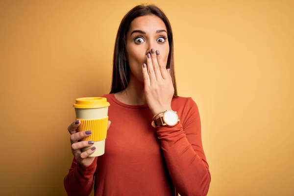 Jovem Bela Mulher Morena Bebendo Xícara Café Takeaway Sobre Fundo — Fotografia de Stock