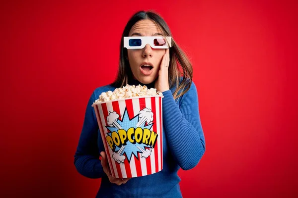 Jovem Loira Vestindo Óculos Comendo Pacote Pipocas Assistindo Filme Cinema — Fotografia de Stock