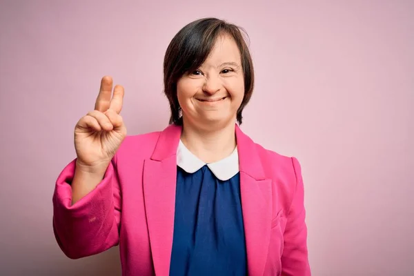 Young Syndrome Business Woman Pink Background Showing Pointing Fingers Number — Stock Photo, Image