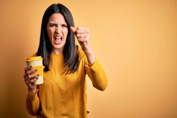 Jovem Mulher Com Olhos Azuis Segurando Xícara Café Sobre Fundo — Fotografia de Stock