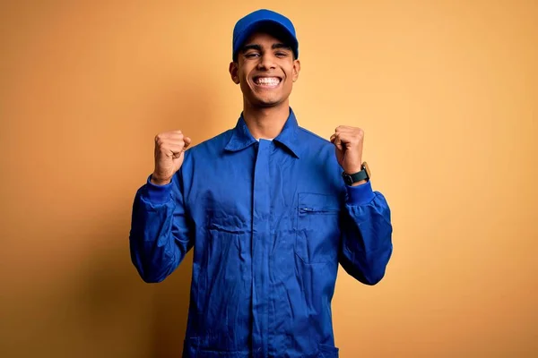 Jonge Afro Amerikaanse Monteur Blauw Uniform Pet Gele Achtergrond Viert — Stockfoto