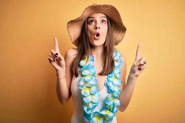 아름다운 갈색의 수영복을 하와이의 레이를 휴가를 보내는 올려다보며 손가락으로 가리키고 — 스톡 사진