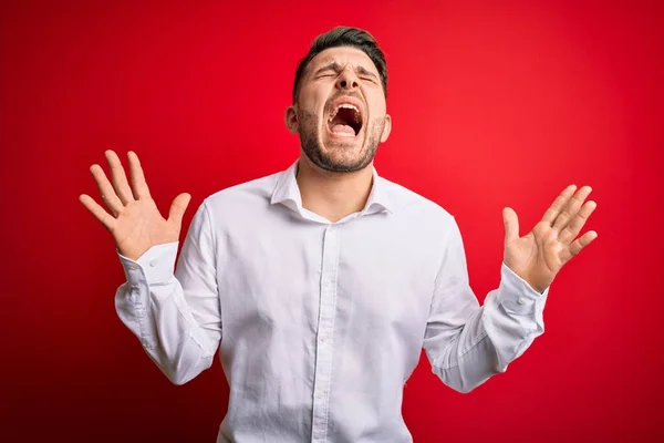 Jonge Zakenman Met Blauwe Ogen Met Elegant Shirt Rood Geïsoleerde — Stockfoto