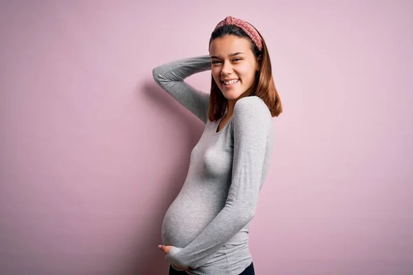 Mladý Krásný Teenager Dívka Těhotná Očekává Dítě Přes Izolované Růžové — Stock fotografie