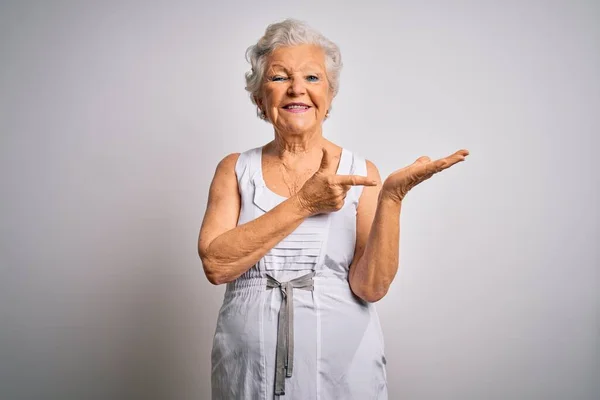 Senior Hermosa Mujer Pelo Gris Con Vestido Verano Casual Sobre —  Fotos de Stock