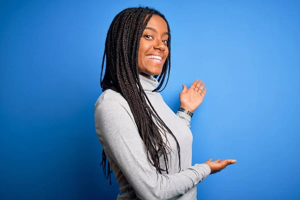 Junge Afrikanisch Amerikanische Frau Steht Mit Lässigem Rollkragen Über Blauem — Stockfoto