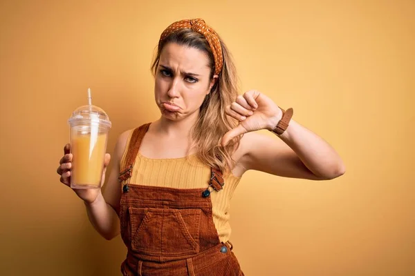 Ung Vacker Blond Kvinna Dricker Hälsosamt Glas Apelsinjuice Över Gul — Stockfoto