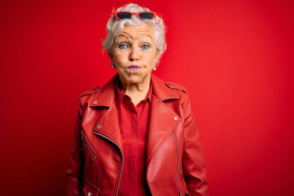 Egy Idős Gyönyörű Ősz Hajú Alkalmi Piros Kabátban Napszemüvegben Vicces — Stock Fotó