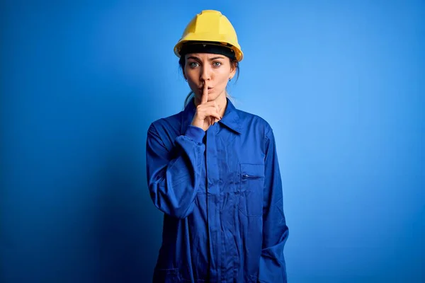 Молодая Красивая Работница Голубыми Глазами Защитном Шлеме Униформе Просит Тишины — стоковое фото