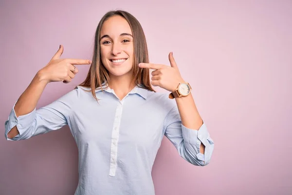 Młoda Piękna Bizneswoman Eleganckiej Koszuli Stojąca Nad Odizolowanym Różowym Tle — Zdjęcie stockowe