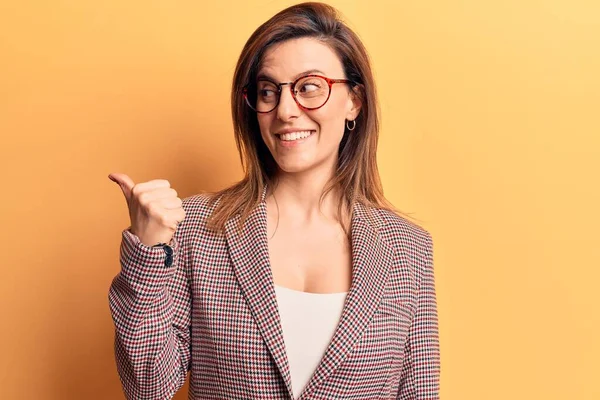 Jovem Mulher Bonita Vestindo Roupas Negócios Óculos Sorrindo Com Cara — Fotografia de Stock