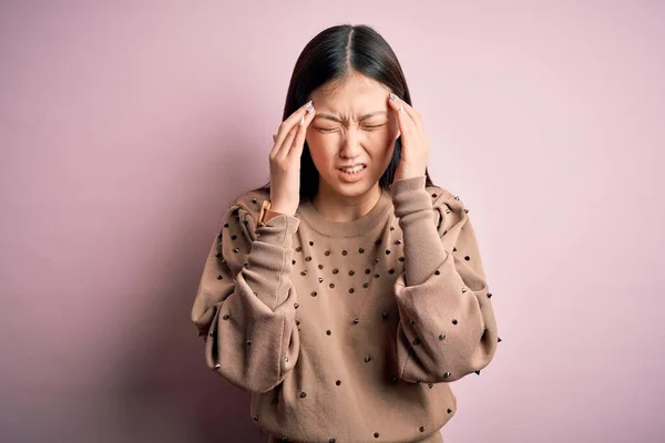 스웨터 아름다운 아시아 여인은 스트레스 때문에 손으로 편두통으로 고생하다 — 스톡 사진