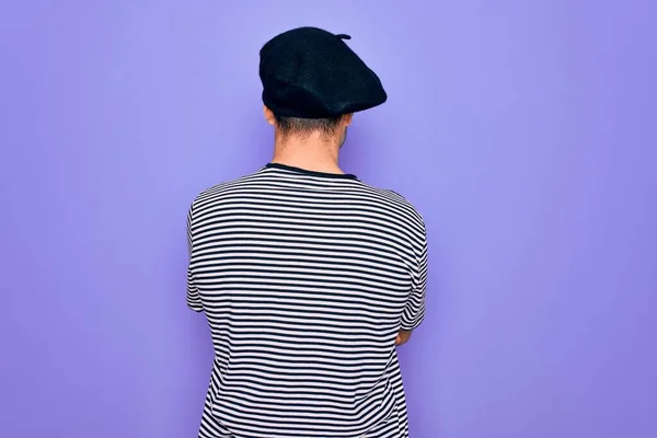 Hombre Guapo Con Ojos Azules Usando Camiseta Rayas Boina Francesa — Foto de Stock