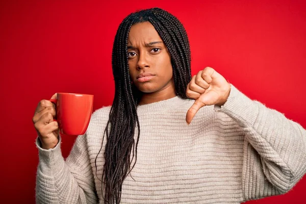 Jong Afrikaans Amerikaans Meisje Drinken Van Een Kopje Koffie Rood — Stockfoto