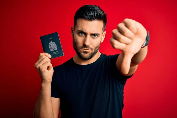Jovem Turista Bonito Homem Segurando Canada Canadiano Passaporte Sobre Fundo — Fotografia de Stock