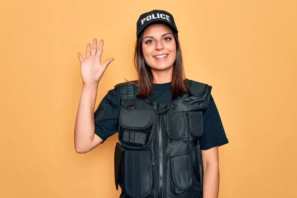 Joven Hermosa Morena Policía Vistiendo Uniforme Policía Prueba Balas Gorra — Foto de Stock