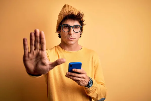 Jeune Homme Beau Utilisant Smartphone Portant Des Lunettes Sur Fond — Photo