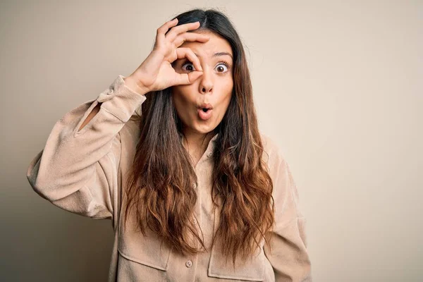 Joven Mujer Morena Hermosa Con Camisa Casual Pie Sobre Fondo — Foto de Stock