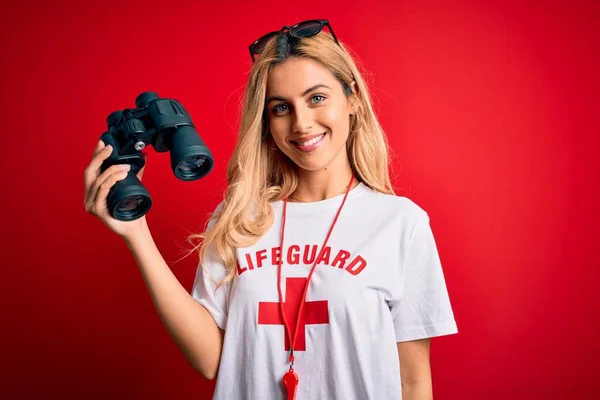 Junge Schöne Blonde Rettungsschwimmerin Shirt Mit Rotem Kreuz Und Fernglas — Stockfoto