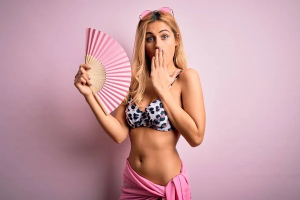 Giovane Bella Donna Bionda Vacanza Indossando Bikini Utilizzando Ventilatore Mano — Foto Stock