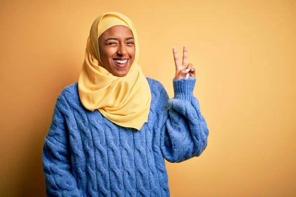 Молодая Афро Американка Мусульманском Хиджабе Изолированном Желтом Фоне Улыбается Счастливым — стоковое фото