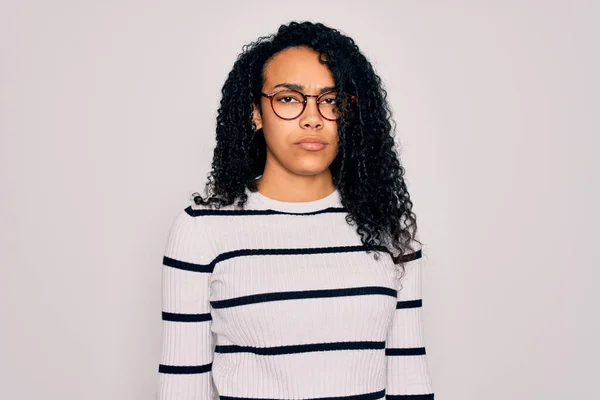 Młoda Afroamerykanka Paski Swetrze Okularach Białym Tle Sceptyczna Nerwowa Marszcząca — Zdjęcie stockowe