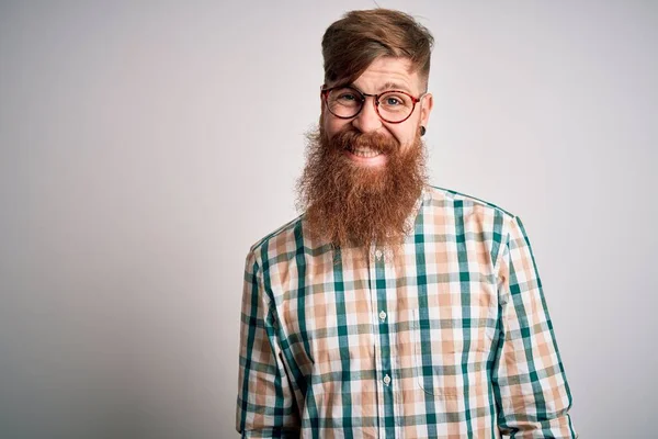 髭を生やしたアイルランド人の赤毛の男が眼鏡とヒップスターシャツを身に着けている 運のいい人 — ストック写真