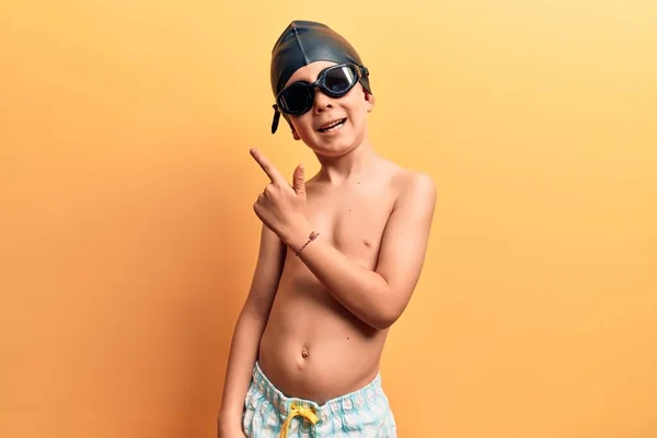 Lindo Niño Rubio Con Trajes Baño Gafas Baño Sonriendo Alegre — Foto de Stock